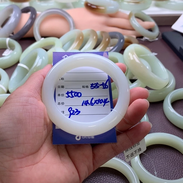 一***汁和田玉未镶嵌手镯