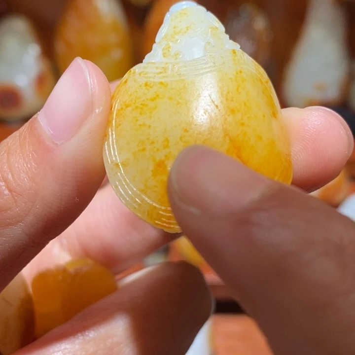 天***云和田玉未镶嵌颈饰