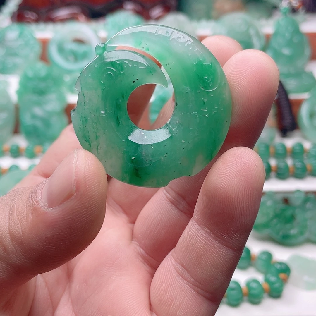 颈饰未镶嵌石英质玉