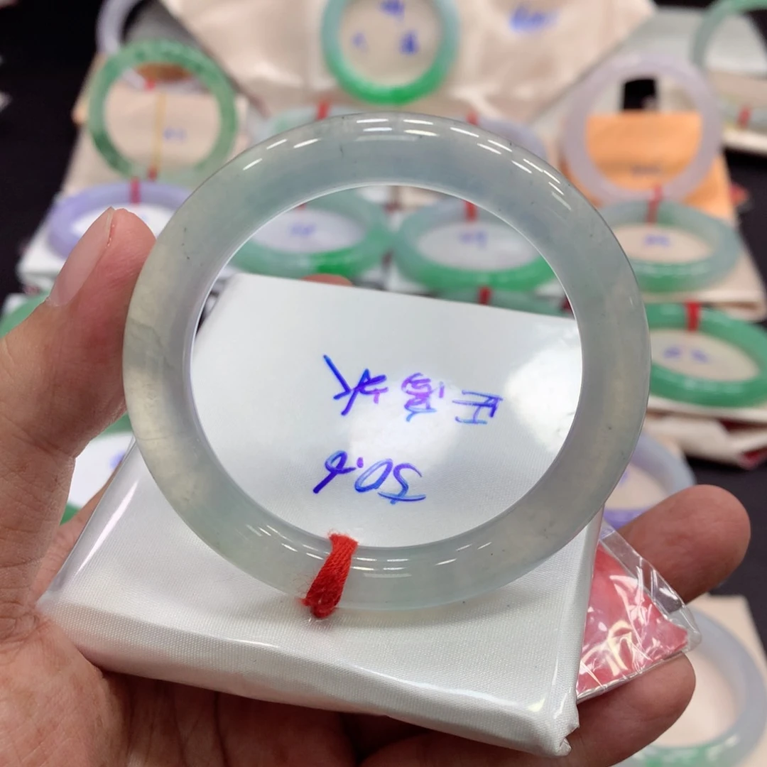 翡翠手镯未镶嵌翡翠