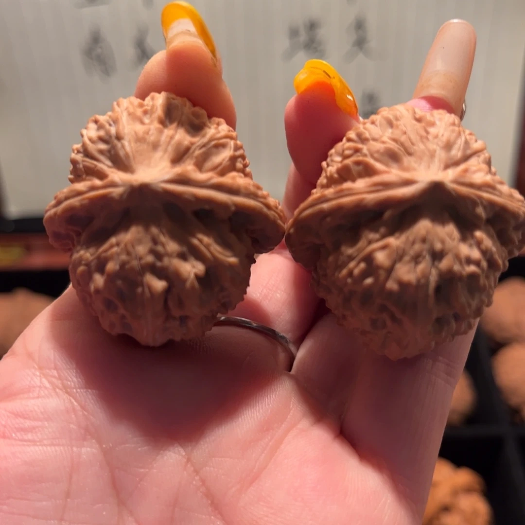 把件桃核三角白狮子
