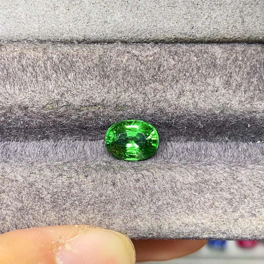 未镶嵌2.55克拉天然玻璃体满火彩沙弗莱石榴石