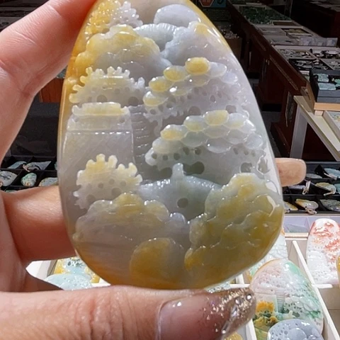 翡翠未镶嵌颈饰一个