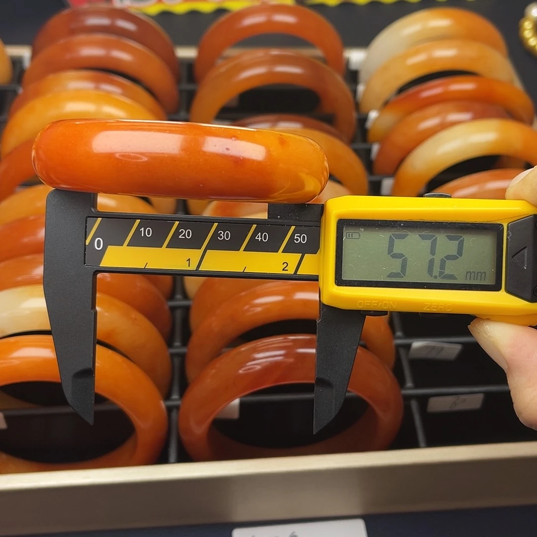 未镶嵌石英质玉（黄龙玉）手镯78