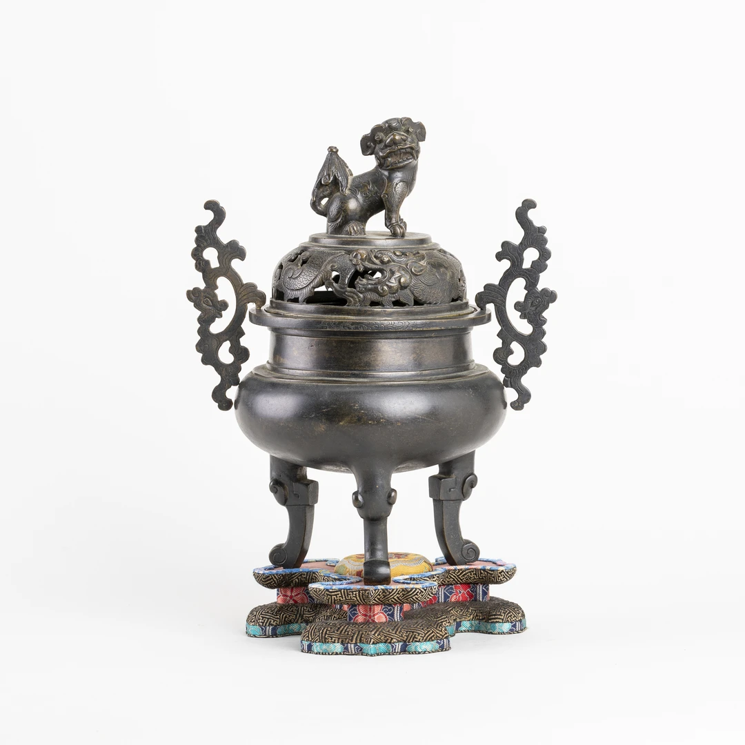 23. 清早期 铜雕龙纹狮钮夔龙耳三足炉【博美艺融古董拍卖】
