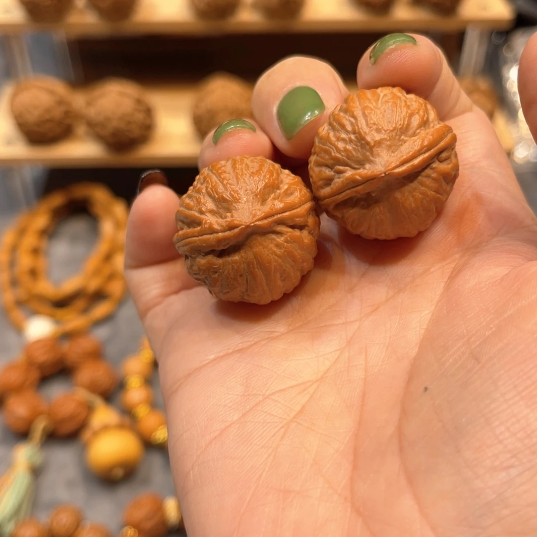 桃核把件红皮小肉包