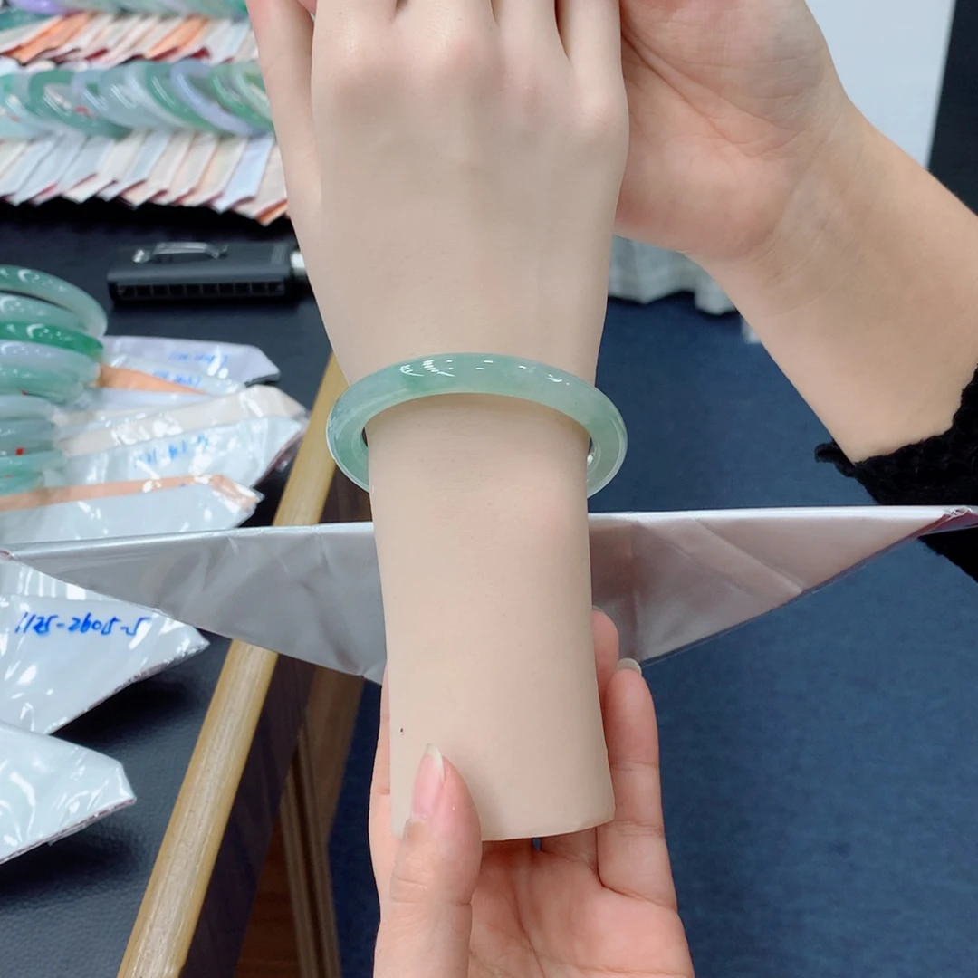 翡翠未镶嵌手镯48小时