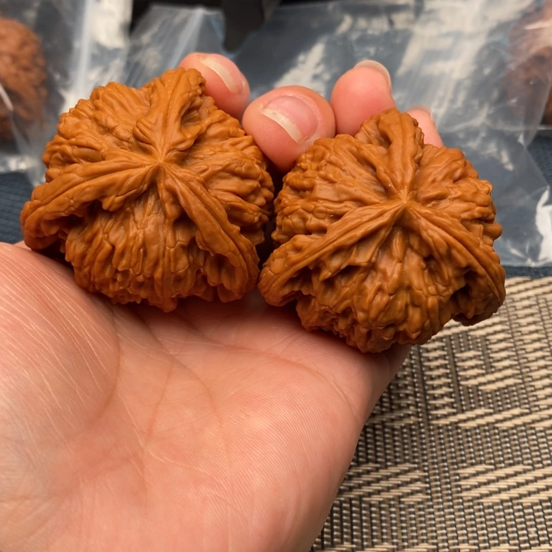 弋***菲吊坠文玩核桃三棱