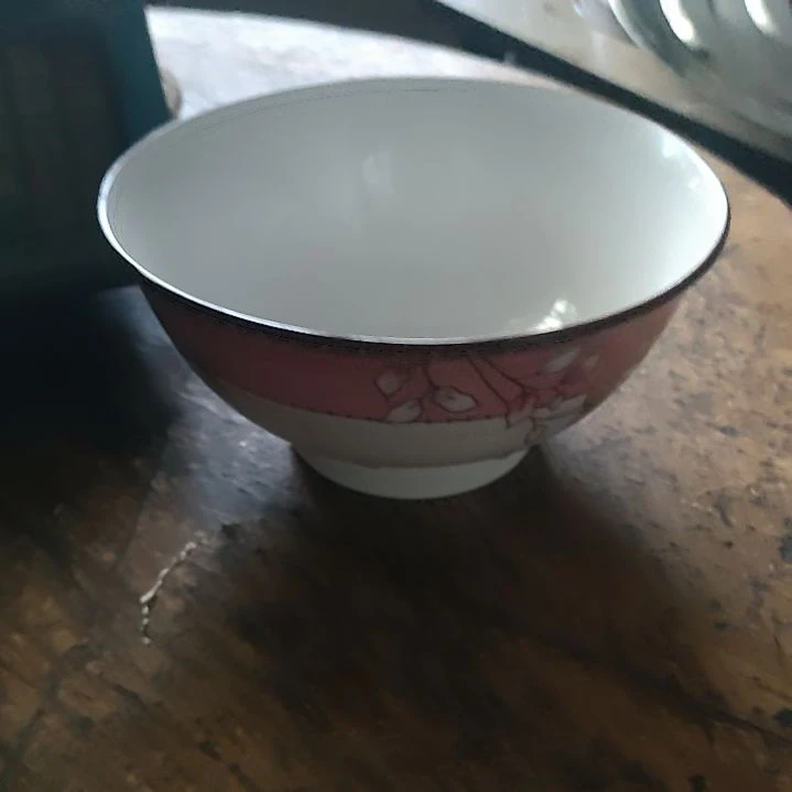 盘子碗茶壶啥都有