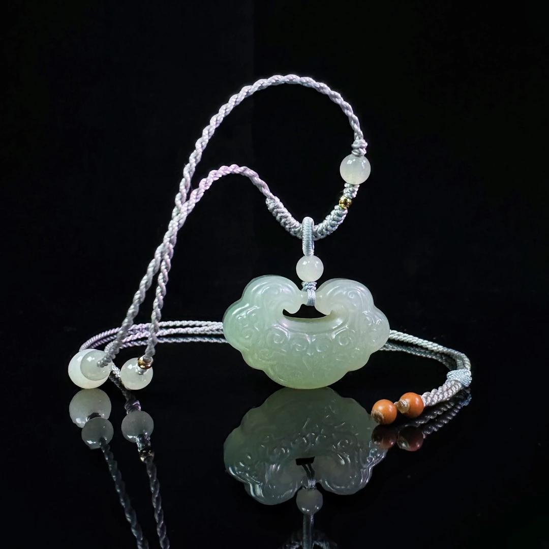 喜越珠宝 手工精雕高冰晴水厚装如意锁30*20*10.5（天然和田玉）