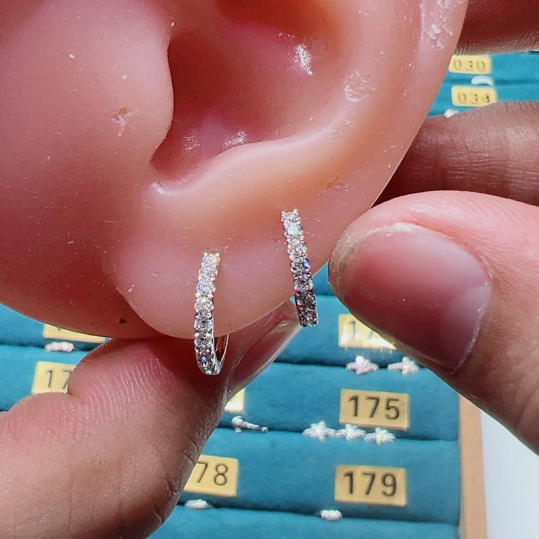 钻石耳饰18K金镶嵌单排耳扣10mmK白