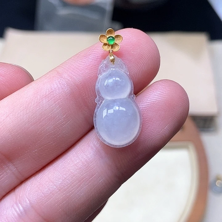 颈饰18K金镶嵌翡翠