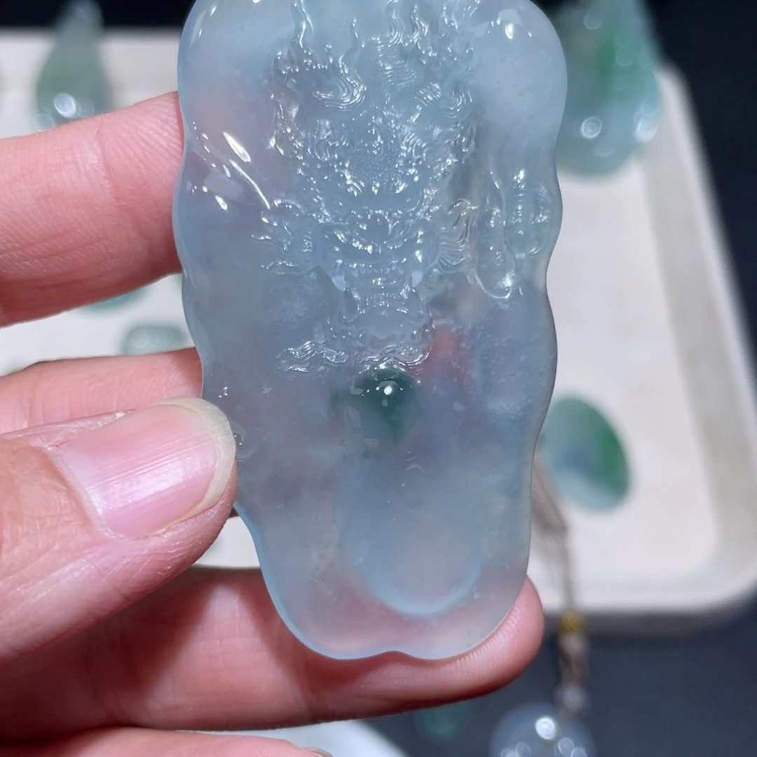 翡翠未镶嵌颈饰龙牌