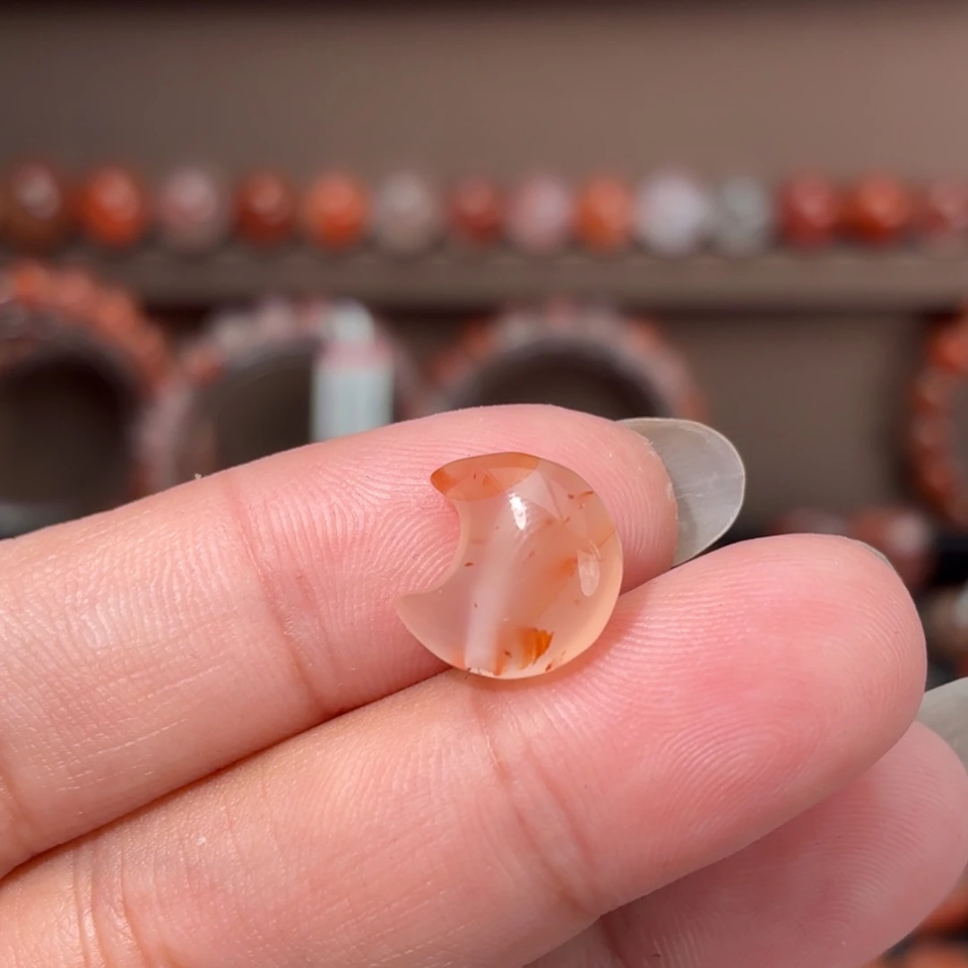 未镶嵌川料南红玛瑙通孔月亮