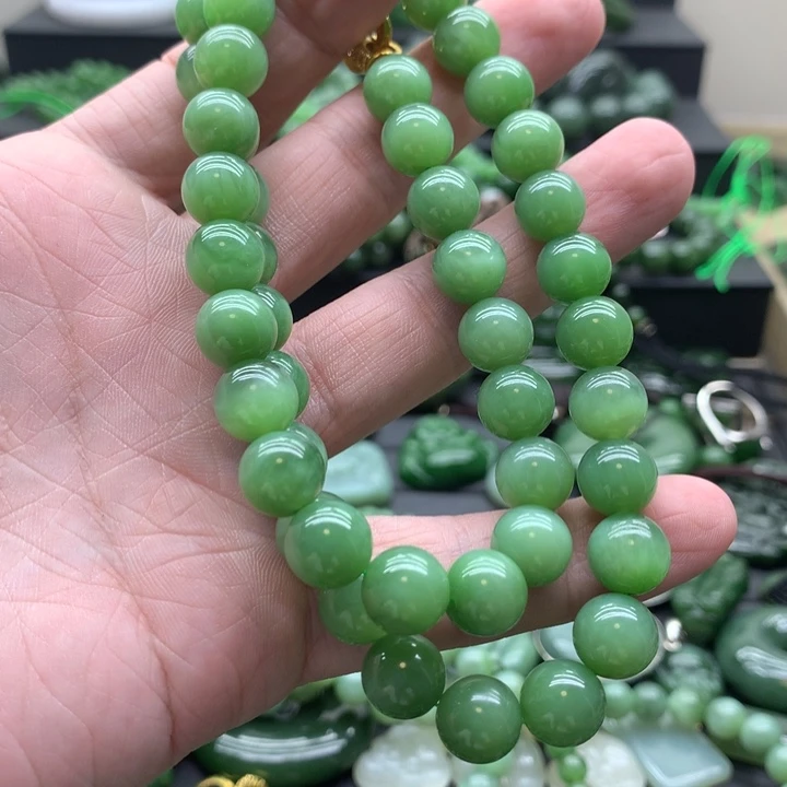 茵***子颈饰未镶嵌和田玉（碧玉）