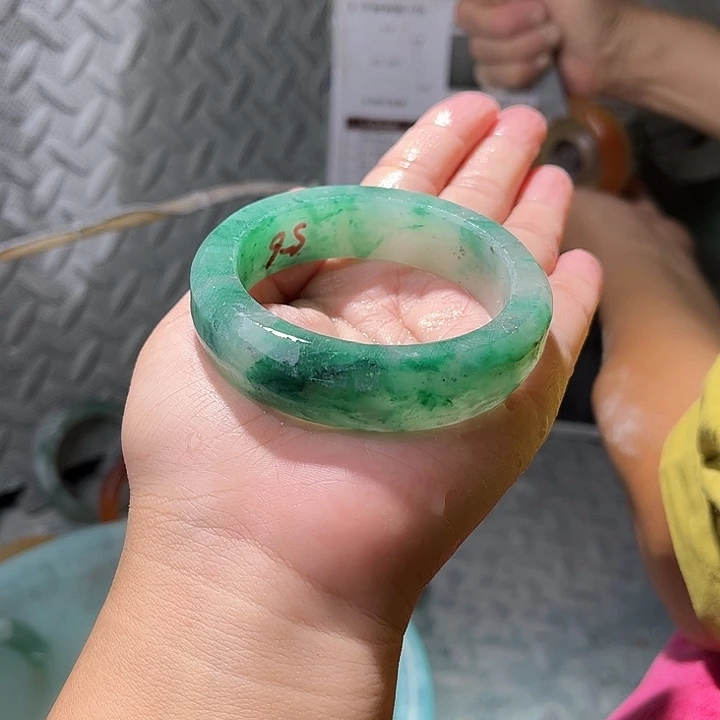 海***辰未镶嵌手镯石英岩玉定制