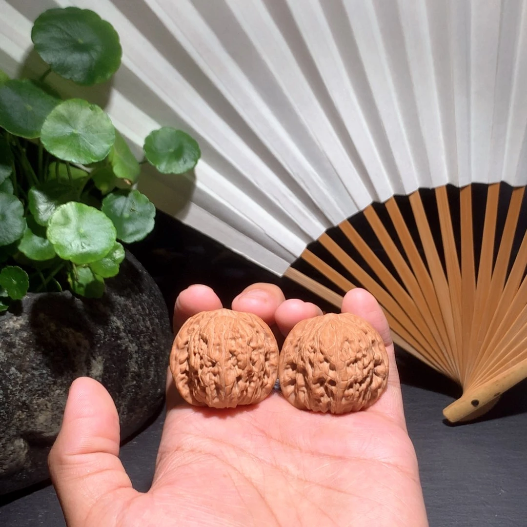 文玩核桃吊坠鱼的红皮磨盘062012