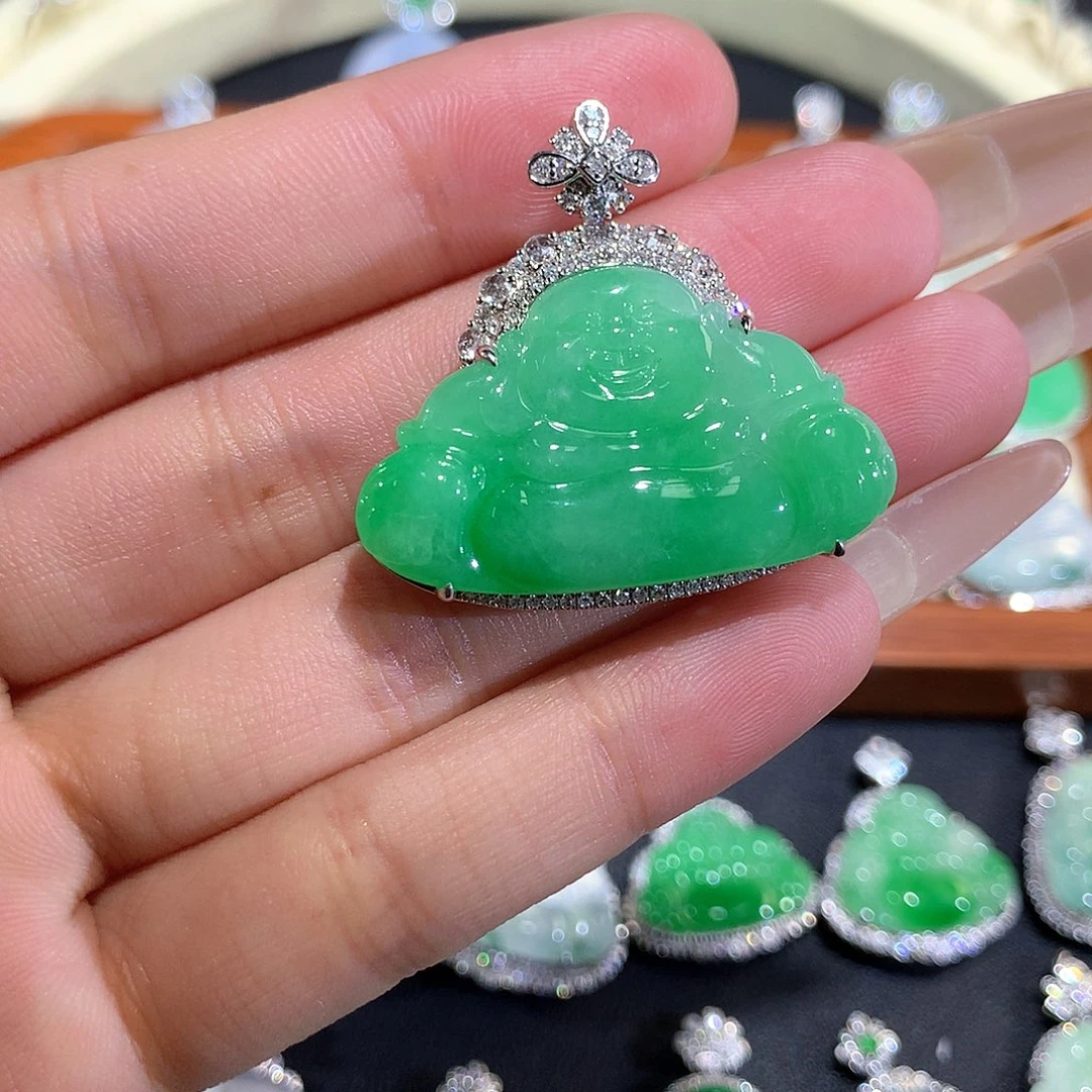 翡翠18K金镶嵌颈饰冰胶果绿佛