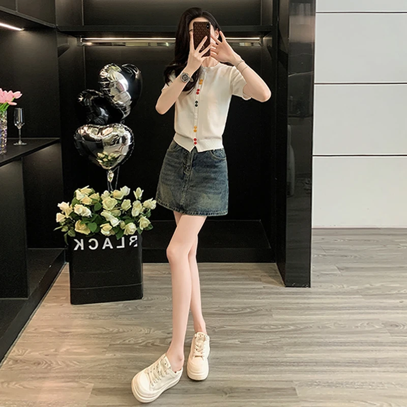 欧货时尚设计感套装女夏新款圆领彩色纽扣针织衫短袖牛仔裙两件套