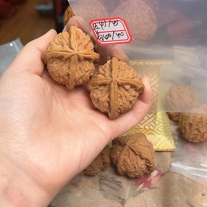 把件文玩核桃红狮子头四棱