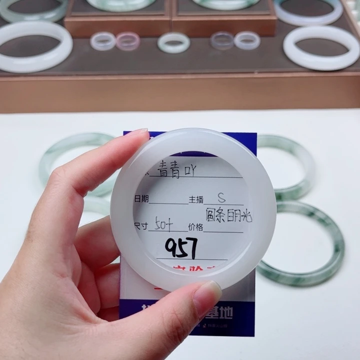 未镶嵌手镯石英质玉青**?