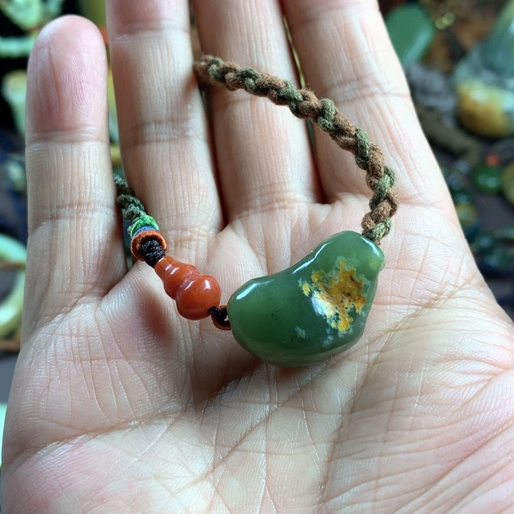 吊坠(赠链)未镶嵌岫岩河磨玉（透闪石质玉）叮*～