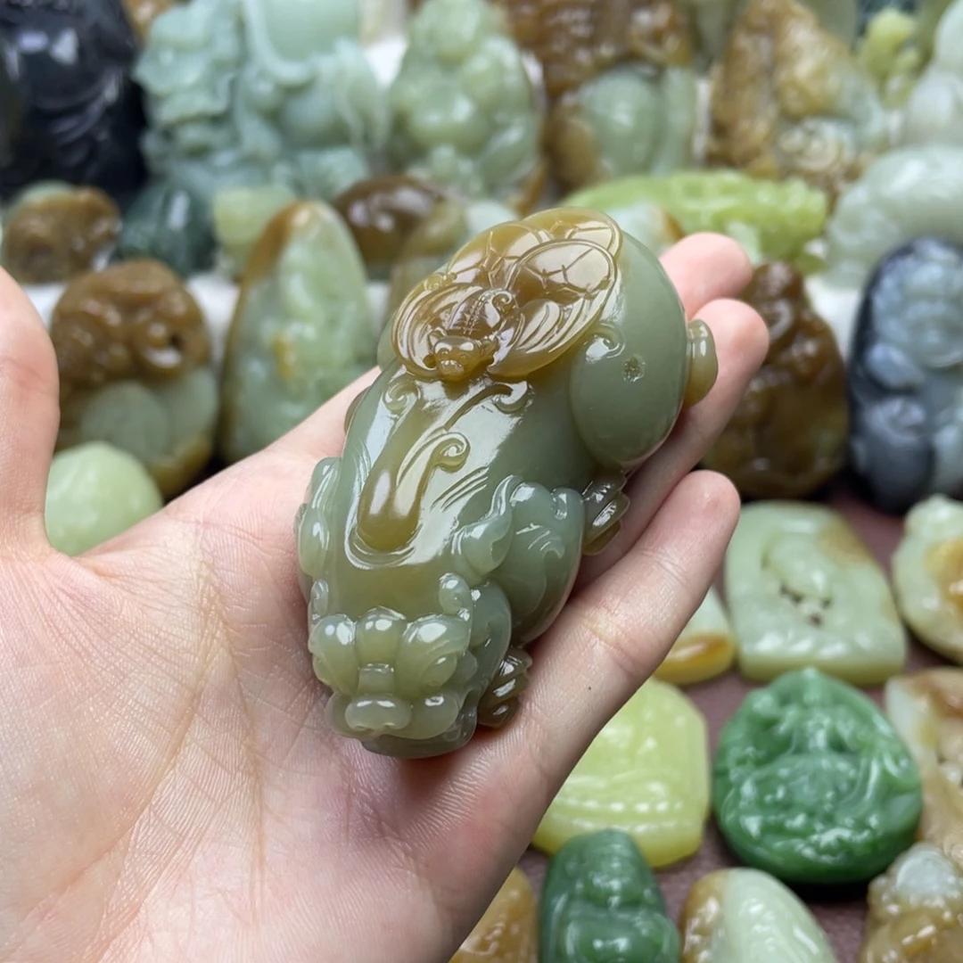 城***人颈饰未镶嵌和田玉