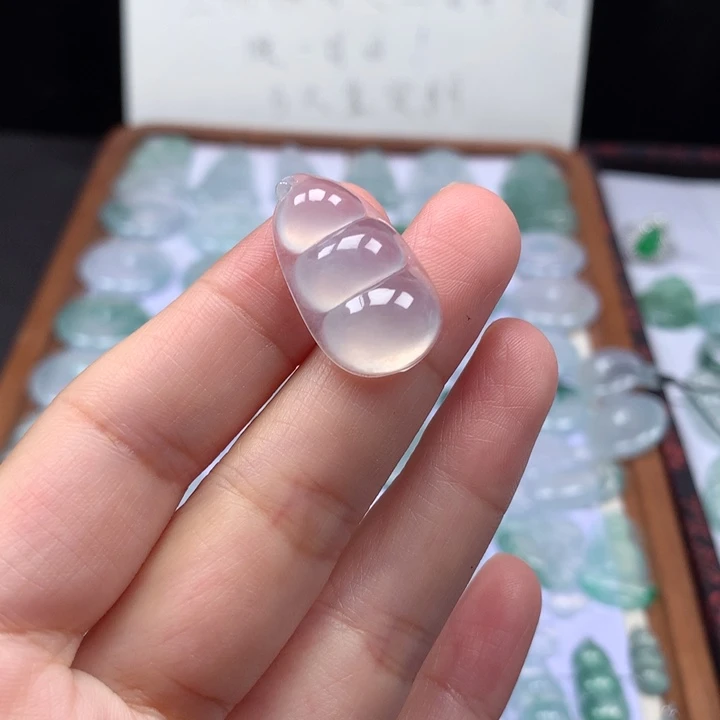 颈饰未镶嵌翡翠冰种福豆