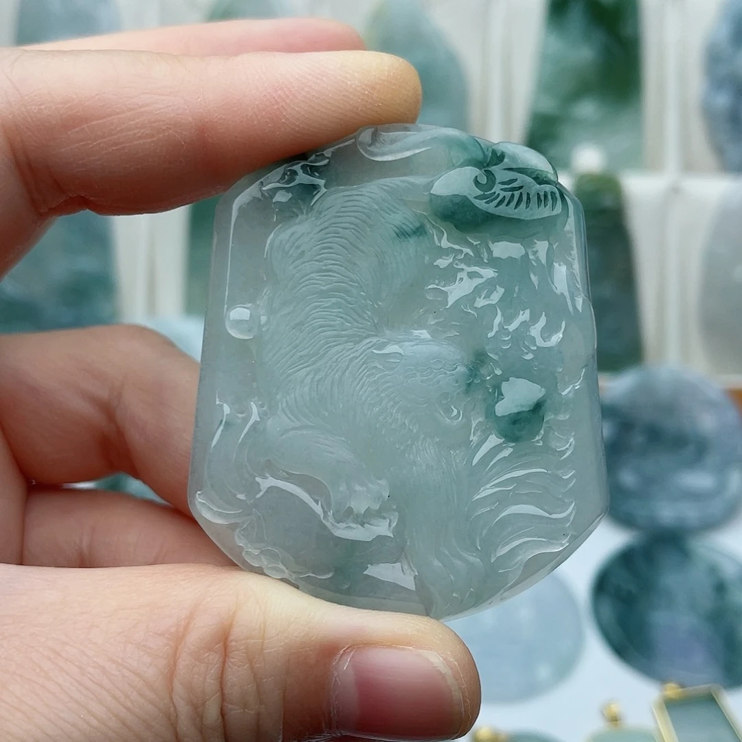 翡翠未镶嵌颈饰老虎牌