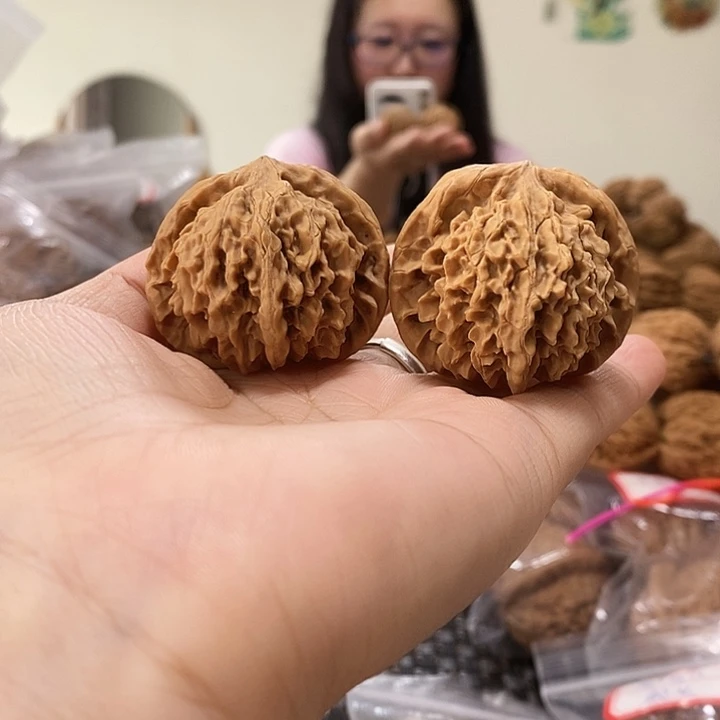 文玩核桃吊坠皇冠40小黄尖