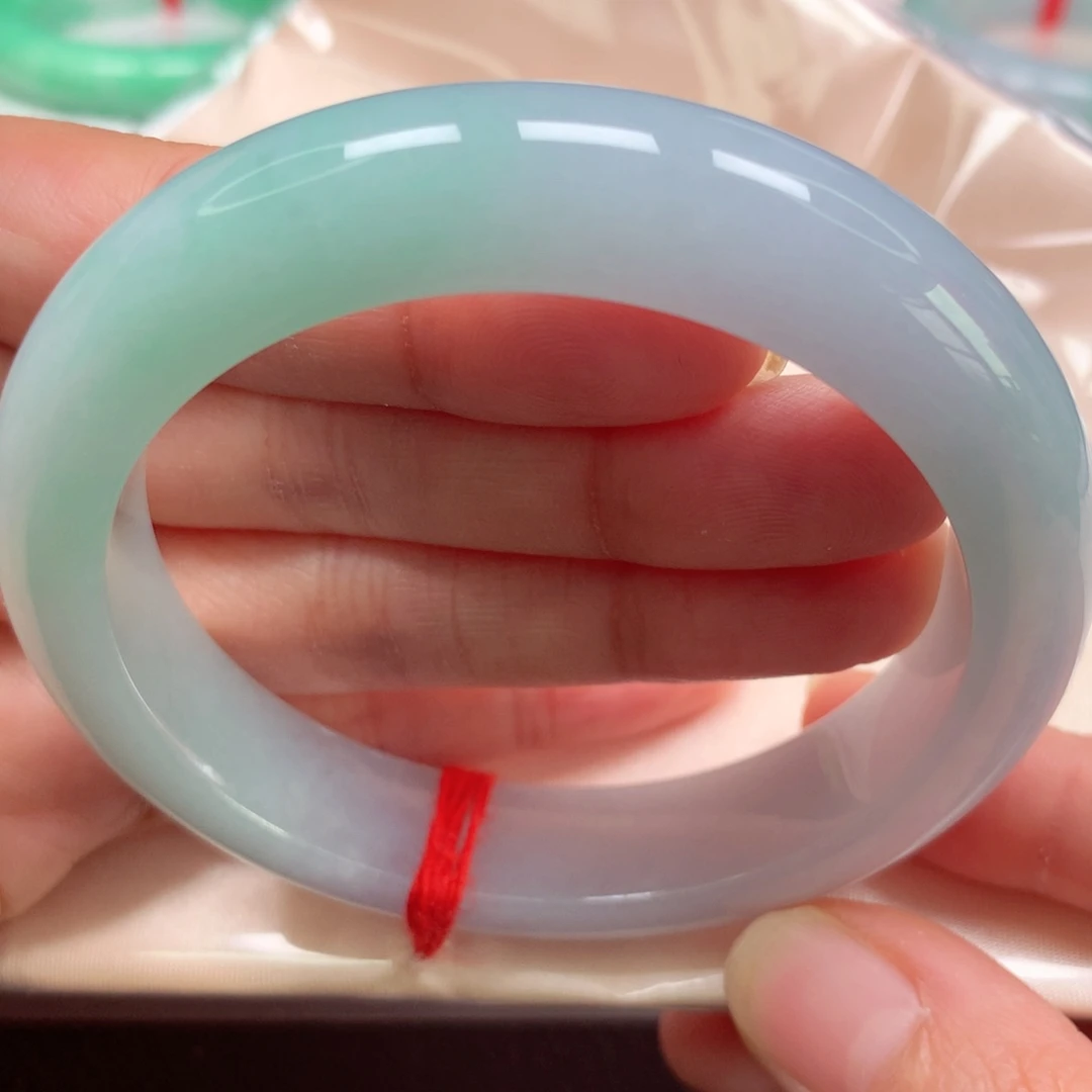 翡翠未镶嵌手镯13号冰胶细腻淡春彩