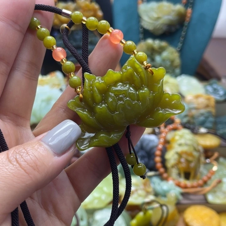 蛇纹石玉未镶嵌颈饰