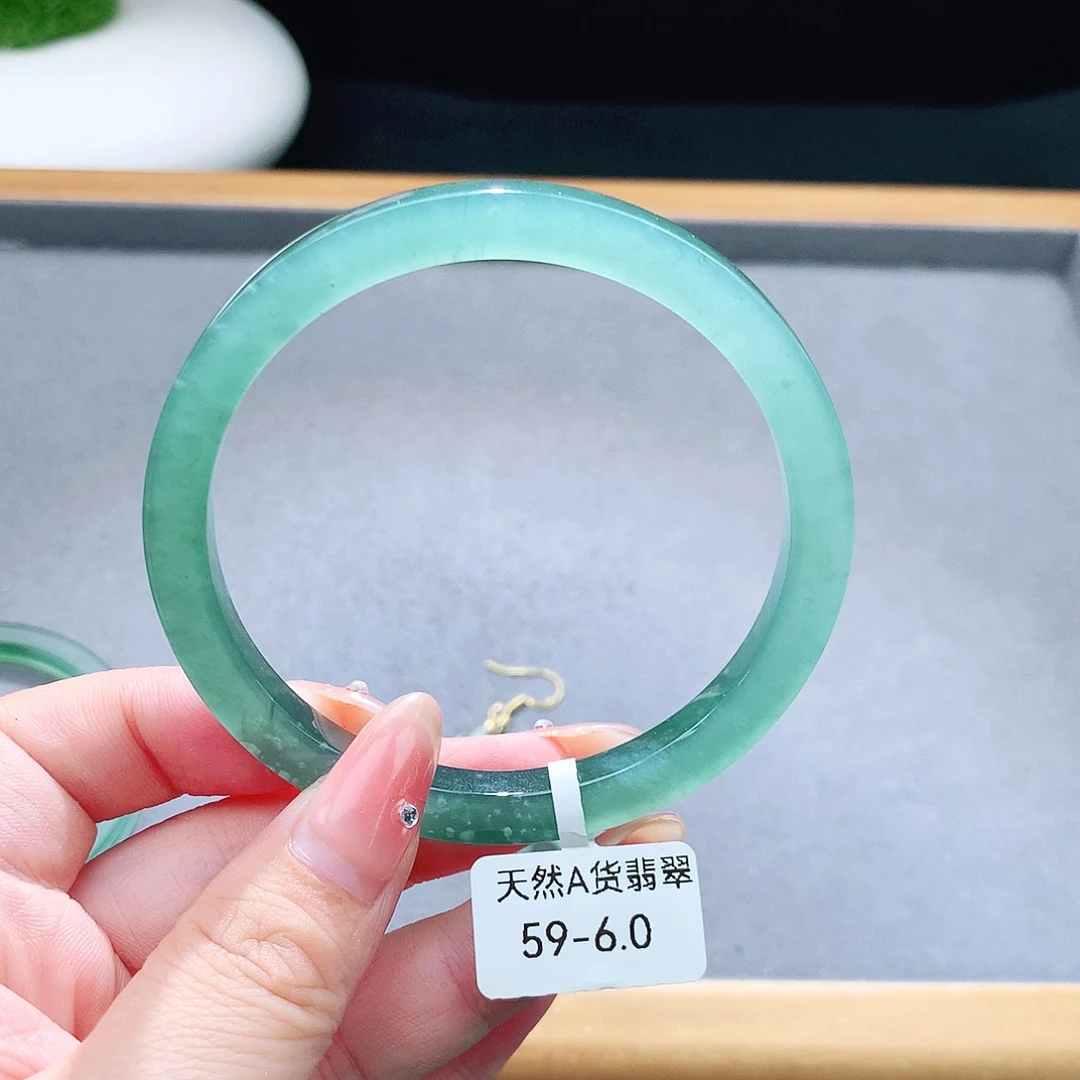 未镶嵌手镯（圆镯）翡翠