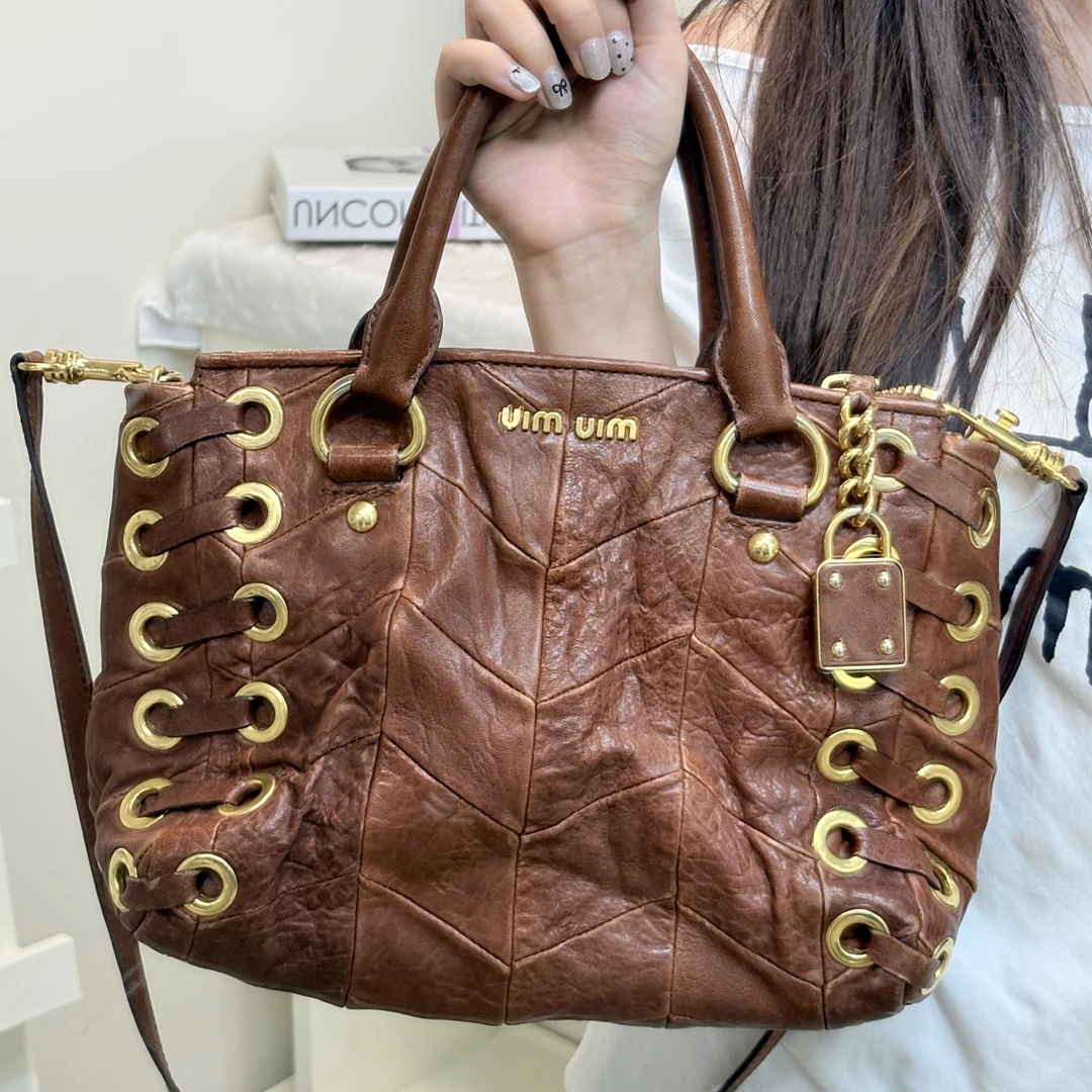95新 MIU MIU/缪缪 棕色单肩斜挎手提包成色较新设计经典时尚