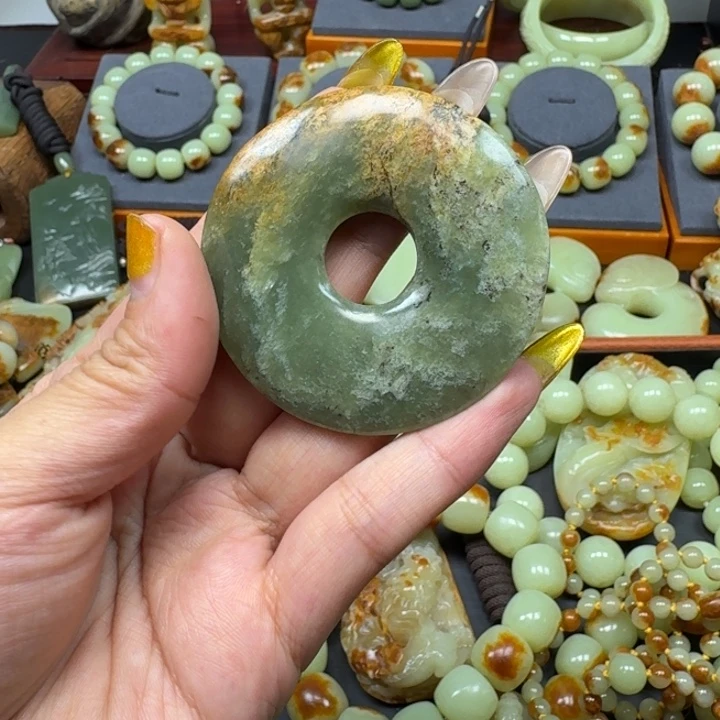 未镶嵌岫岩河磨玉（透闪石质玉）挂件