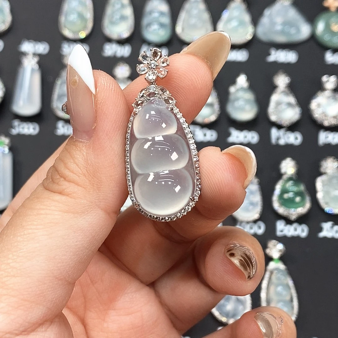 乐***多翡翠18K金镶嵌颈饰