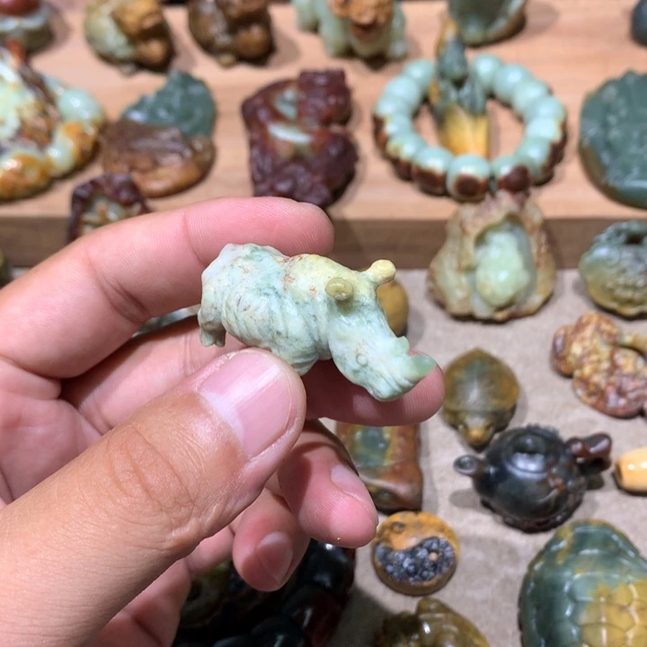 未镶嵌岫岩河磨玉（透闪石质玉）挂件