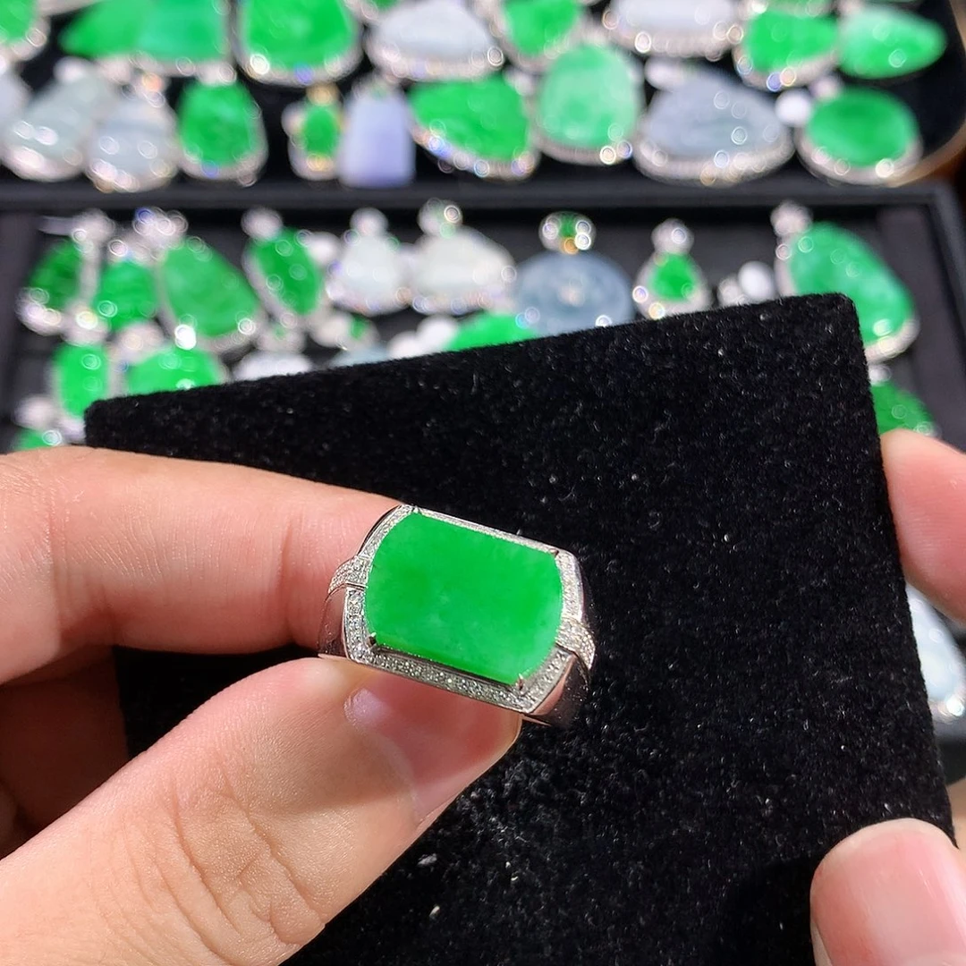 翡翠18K金镶嵌戒指