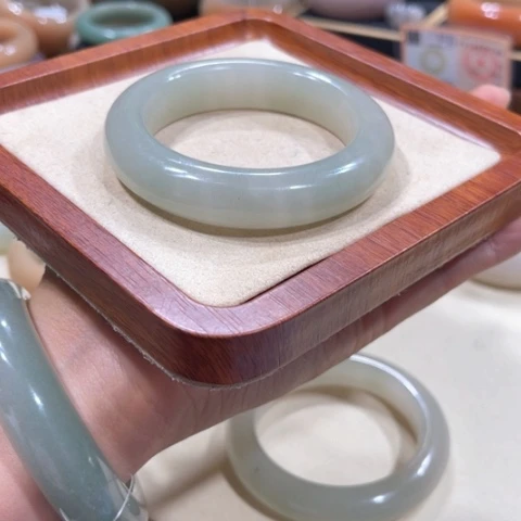 未镶嵌手镯石英质玉