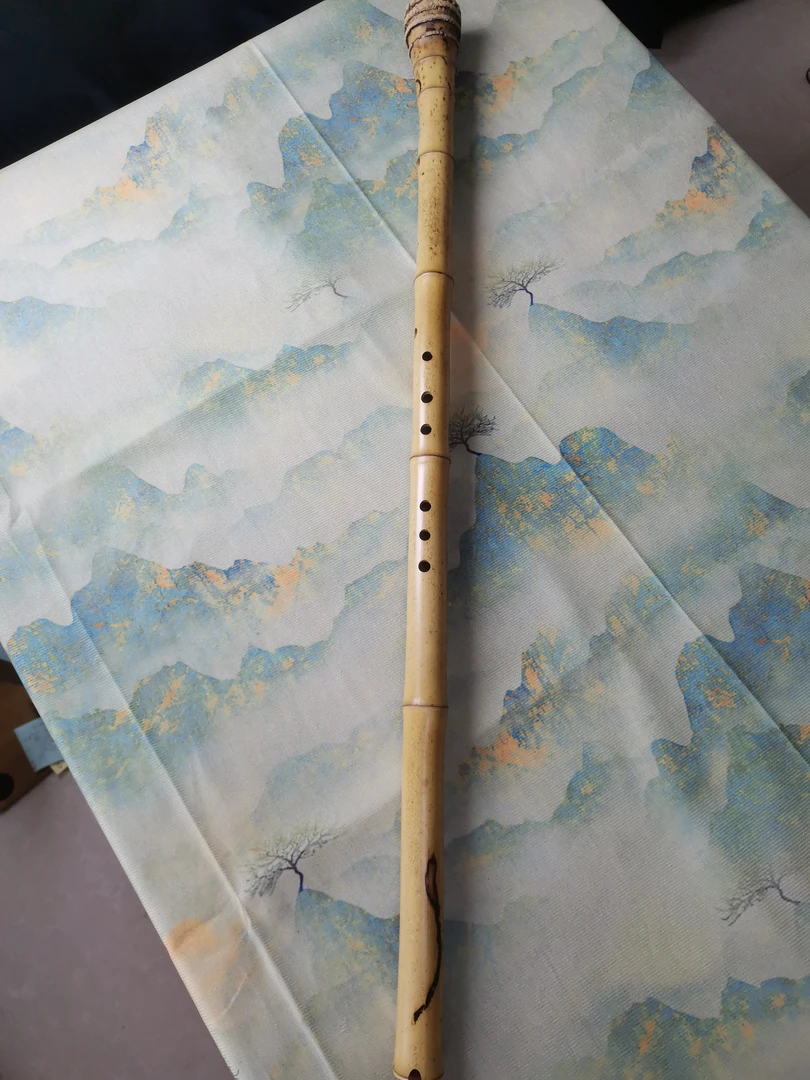 广桂带龙纹斑反手F调，音准音色好，十目九节。根部有一点轻微虫蛀。