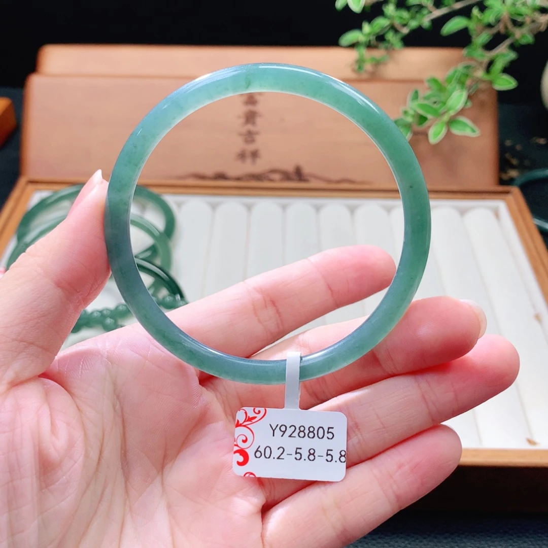 翡翠未镶嵌手镯（圆镯）