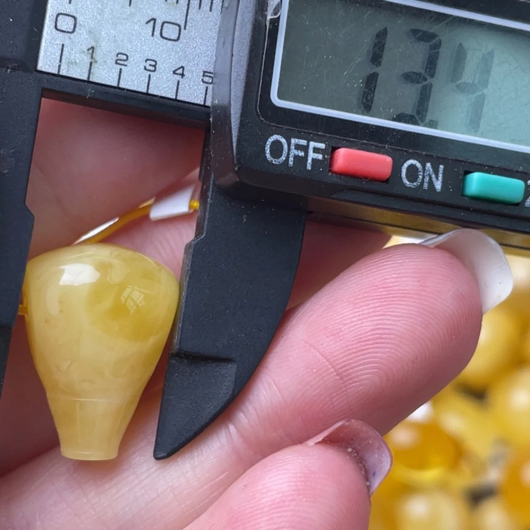 未镶嵌琥珀裸石微瑕303