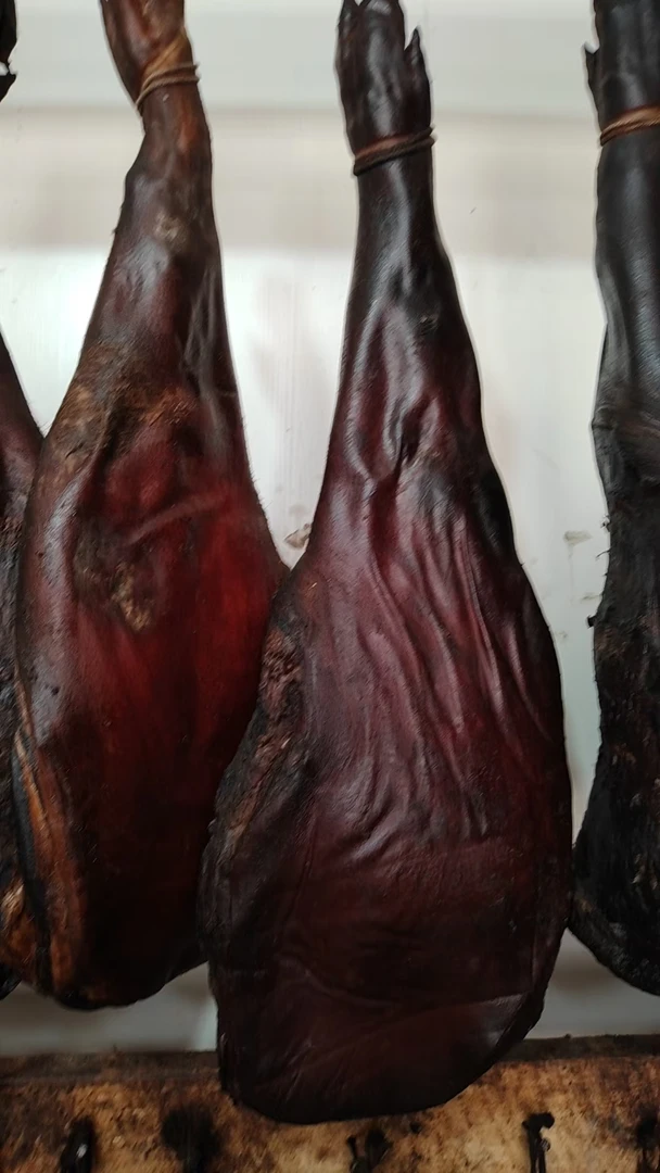 正宗土猪腊猪脚，农村土喂腊猪蹄，