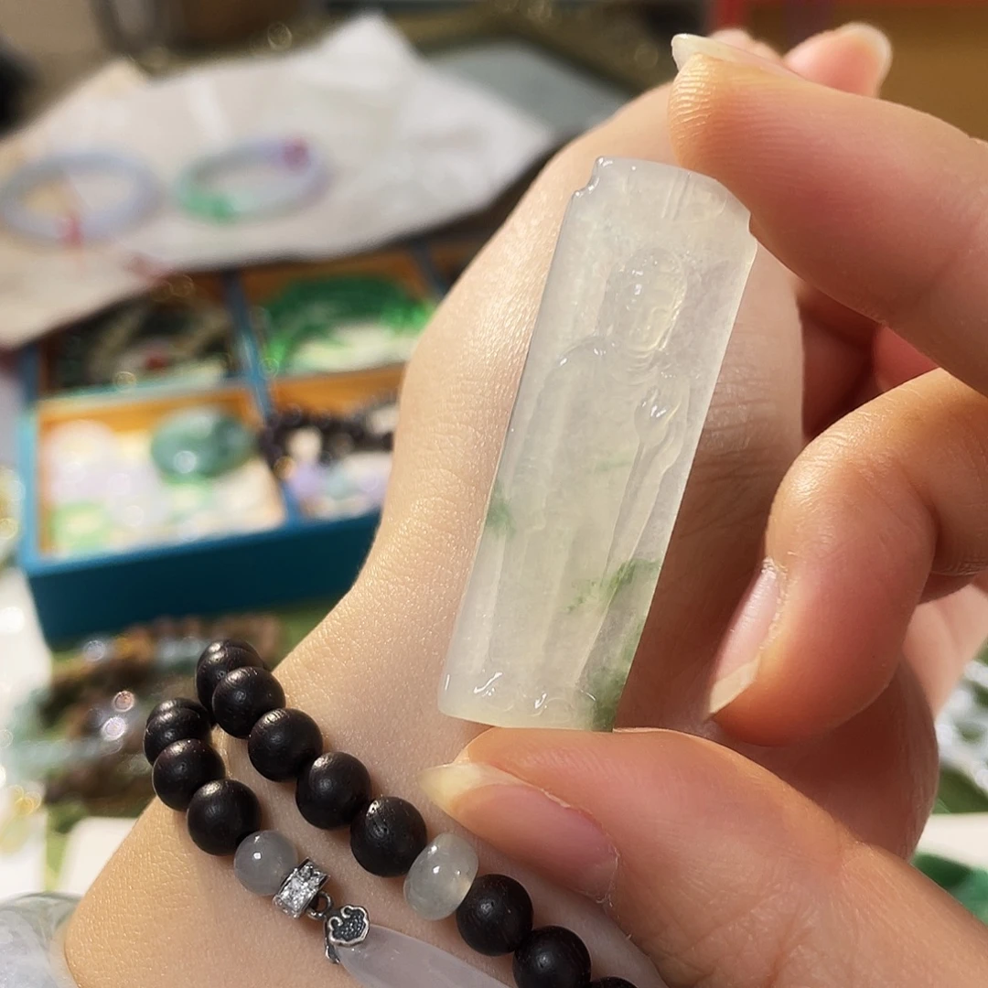 翡翠未镶嵌颈饰站佛