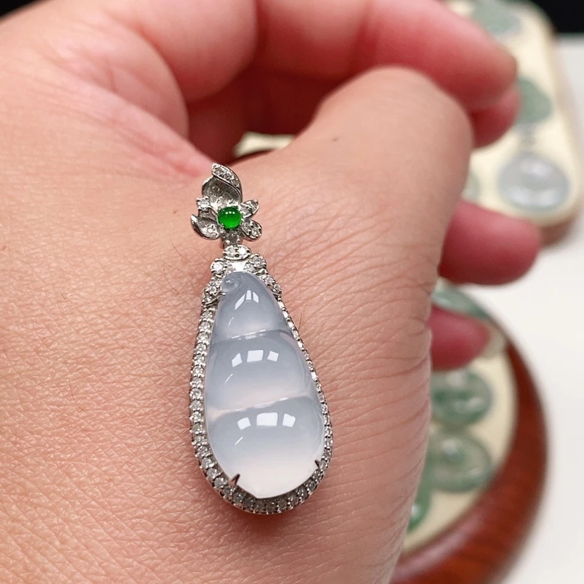 【闪购商品】颈饰18K金镶嵌翡翠