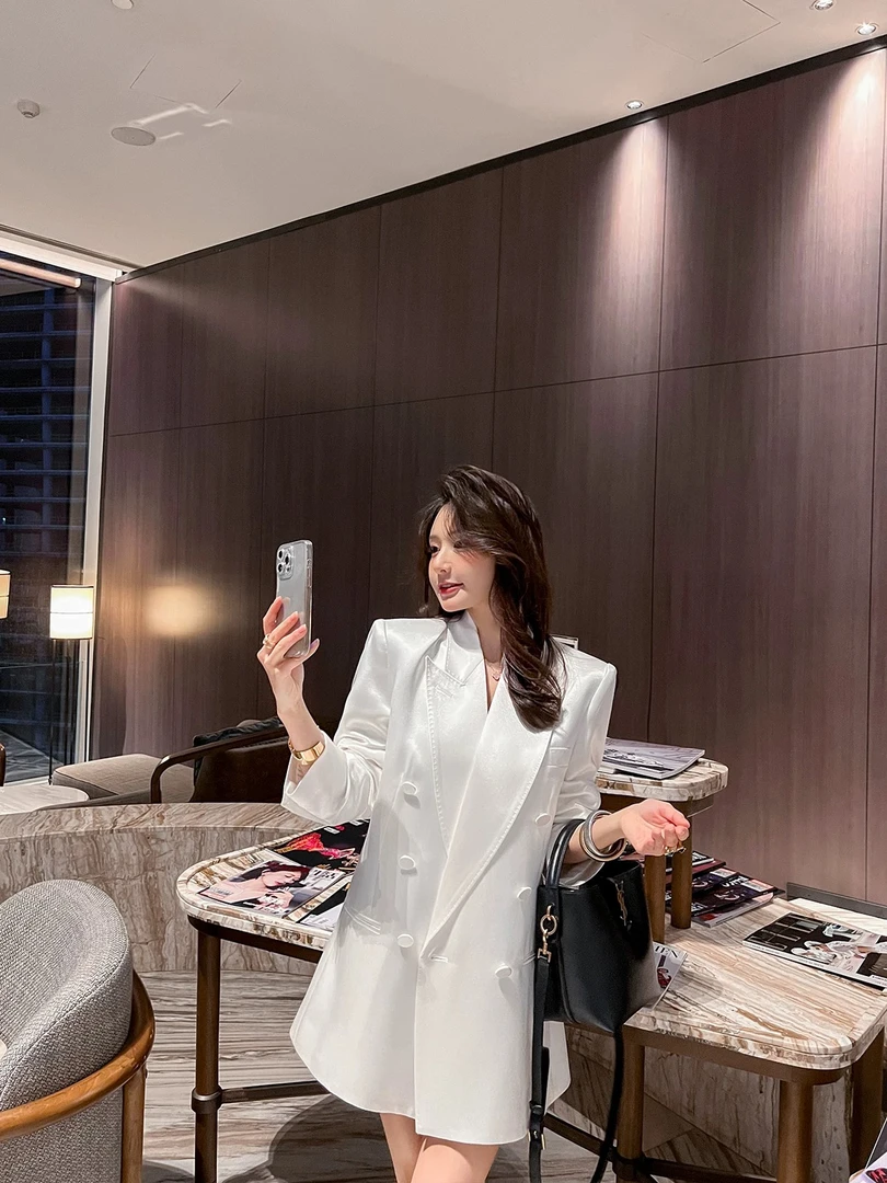 醋酸缎面白色西装外套女2025春秋季新款韩版宽松休闲阔版西服上衣