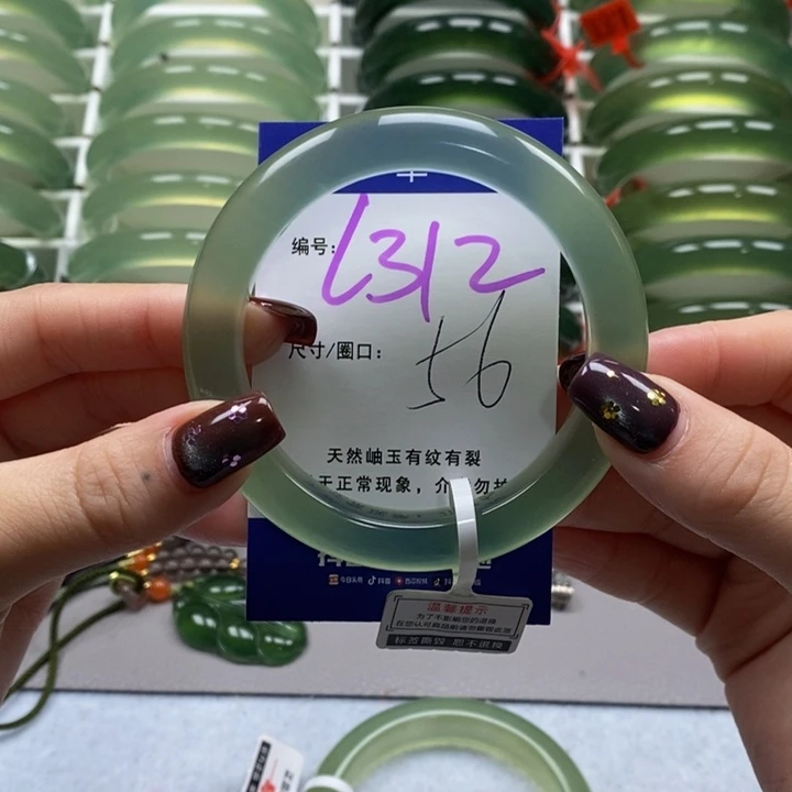 蛇纹石玉手镯未镶嵌是****?