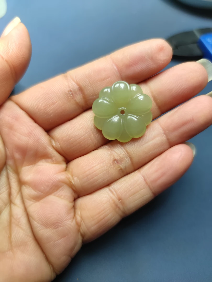 和田玉精品花开富贵吊坠