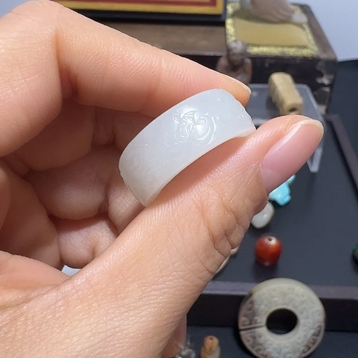 卧***雪和田玉未镶嵌颈饰