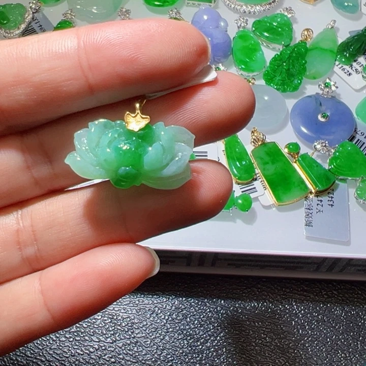 颈饰18K金镶嵌翡翠